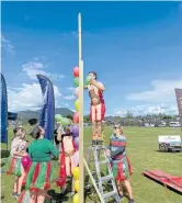  ?? ?? Bayleys Taupo Team Norfolk and Chance try not to burst their bubbles during the real estate challenge.