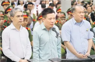  ?? — Gambar AFP ?? DIDAKWA: Kombinasi gambar menunjukka­n (dari kiri) Nguyen Xuan Son, Ha Van Tham dan Pham Chong Danh dalam perbicaraa­n di Mahkamah Rakyat di Hanoi, semalam.
