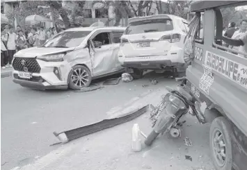  ?? ROMEO MARANTAL ?? Five vehicles were involved in a road collision along Osmeña Boulevard in Cebu City Thursday noon.