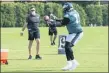  ?? CHRIS SZAGOLA — THE ASSOCIATED PRESS ?? Eagles tackle Jason Peters catches the ball from executive Connor Barwin during practice Aug. 27 in Philadelph­ia.