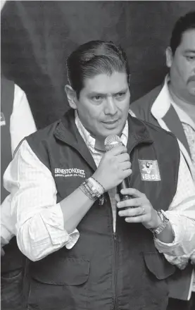  ?? /GARDENIA MENDOZA ?? Con el micrófono, Germán Trejo en una campaña.