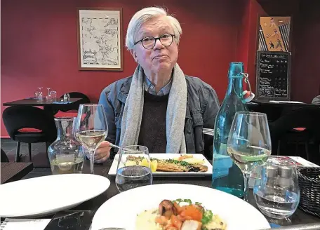  ?? | PHOTO : OUEST-FRANCE ?? De la cuisson du poisson au temps mis pour servir une carafe d’eau, en passant par le placement en salle ou la qualité des toilettes, Philippe Gloaguen est attentif à tout.