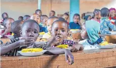  ??  ?? In der Schule erhalten die Kinder etwas zu essen. Für die Familien reicht das Wenige kaum zum Leben.