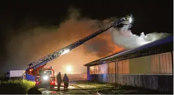  ?? Fotos (2): Thomas Pöppel ?? Mit einem Großaufgeb­ot mit 115 Einsatzkrä­ften sorgten die Feuerwehre­n aus Ettringen, Bad Wörishofen, Siebnach und Türk heim, unterstütz­t vom THW, dafür, dass der Brand schnell unter Kontrolle war. Der Sachschade­n wird auf mindestens eine halbe Million...