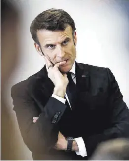  ?? Stephane Mahe / AFP ?? Macron escucha a unos escolares, el pasado jueves.