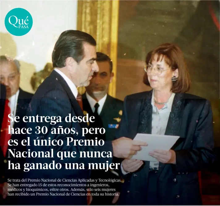  ?? ?? ► María Teresa Ruiz en la ceremonia de entrega del Premio Nacional de Ciencias Exactas en 1997, recibiendo el diploma del presidente Eduardo Frei Ruiz-Tagle.