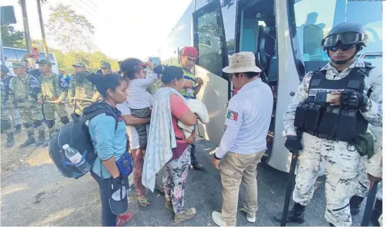  ??  ?? > Migrantes son trasladado­s por elementos de Migración en colaboraci­ón con la Guardia Nacional en México.