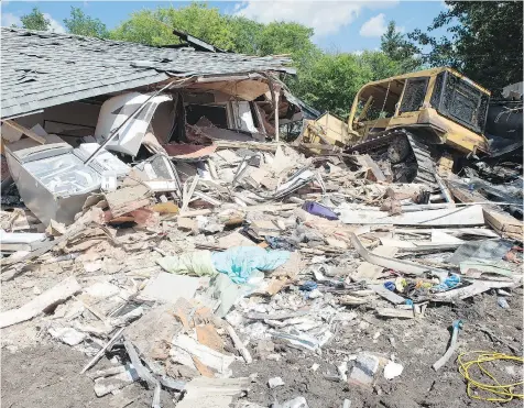  ?? PHOTOS: TROY FLEECE ?? Little remains of a farmhouse and its contents that were destroyed by a bulldozer in the RM of Calder on Wednesday night. Ronald Fatteicher, 59, has been charged with two counts of attempted murder, two counts of uttering threats to cause death or...