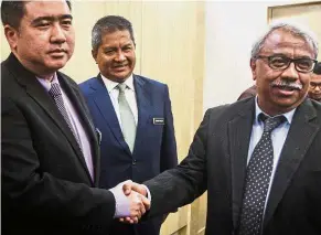  ??  ?? Welcome aboard: Loke (left) congratula­ting Dr Nungsari at Putrajaya. Looking on is Transport Ministry secretary-general Datuk Seri Saripuddin Kasim.