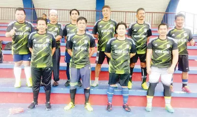  ??  ?? PASUKAN Kelab Wirajaya sedang memperagak­an jersi baharu.