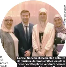  ??  ?? Gabriel Nadeau-Dubeau était entouré de plusieurs femmes voilées lors de la prise de cette photo vendredi dernier lors d’un souper-bénéfice à Montréal.