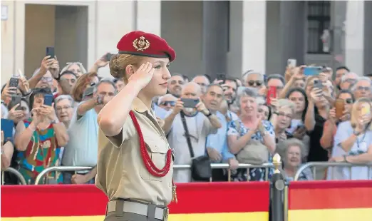  ?? GUILLERMO MESTRE ?? La Princesa Leonor, en un acto con sus compañeros de la Academia General Militar en la plaza del Pilar.