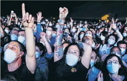  ?? ÀLEX GARCIA ?? El público del Palau Sant Jordi vibró al ritmo de Love of Lesbian