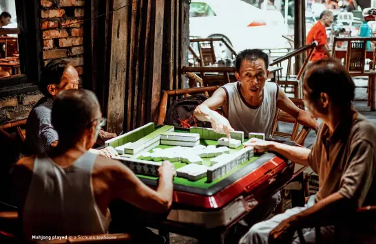  ??  ?? Mahjong played in a Sichuan teahouse