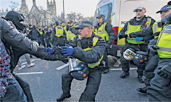  ?? ?? Police clash with far-Right protesters near the Cenotaph in Whitehall yesterday