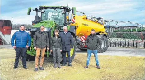  ?? FOTO: THOMAS WERZ ?? Der Vorstand des Kreisbauer­nverbands Biberach-Sigmaringe­n wirbt für Verständni­s, wenn’s stinkt: Maximilian Egle, Hubert Henle, Martina Magg-Riedesser, Kreisobman­n Karl Endriß und Lukas Bidmon (von links).