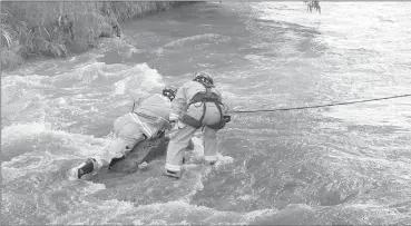  ?? KOQ ?? Personal del Cuerpo de Bomberos recuperó un cadáver que fue encontrado en el río Tarqui, sector Narancay.