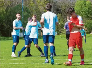  ?? Foto: Christian Rudnik ?? Im Stadtduell setzte sich Jahn Landsberg deutlich gegen den SV Erpfting (rote Trikots) durch.