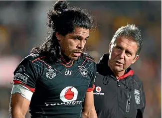  ?? PHOTO: ?? Tohu Harris leaves the field with doctor John Mayhew during the warriors match against St George-Illawarra.