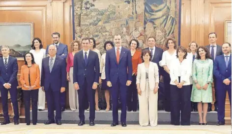  ??  ?? ► Las ministras y ministros del gobierno español posan con el jefe del Ejecutivo Pedro Sánchez y el rey Felipe VI después de tomar el juramento en el Palacio de la Zarzuela, ayer en Madrid.