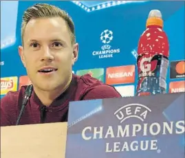  ??  ?? Ter Stegen en sala de prensa y el nuevo tridente riendo Marc alabó a Buffon y Suárez charló con Dembélé con Umtiti de traductor