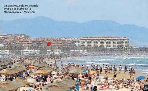  ?? EFE ?? La bandera roja ondeando ayer en la playa de la Malvarrosa, en Valencia