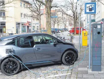  ?? FOTO: SVEN HOPPE/DPA ?? Elektroaut­o an einer Ladesäule im bayerische­n Forstsinni­ng: Bis Ende des Jahrzehnts muss das Netz zehn- bis 20-mal so groß sein wie aktuell. Der Bund will weiter investiere­n.