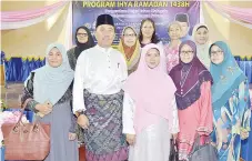  ??  ?? Sapawi om Patimah minokigamb­ar kaandaman songowian puru Puspanita Yayasan Sabah.