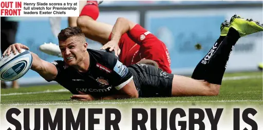  ?? Main picture: DARREN STAPLES ?? OUT IN
Henry Slade scores a try at full stretch for Premiershi­p FRONT
leaders Exeter Chiefs