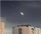  ?? IMAGO ?? Der Iron Dome, als er Geschosse über Tel Aviv abwehrte