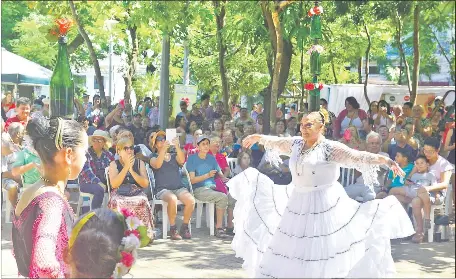  ??  ?? En la plaza O’Leary se realizó un festival de recordació­n por el Día de la Mujer Paraguaya.