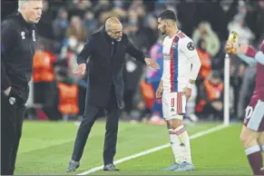  ?? Foto: efe ?? Peter Bosz, técnico del Lyon, da instruccio­nes a Houssem aouar durante un partido