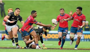  ?? GETTY ?? Tasman centre Fetuli Paea offloads to flanker Sione Havili at Jerry Collins Stadium in Porirua.