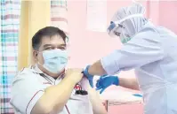  ?? — Gambar Bernama ?? DOS PERTAMA: Dr Adnan Musa menerima dos pertama Vaksin COVID-19 Pfizer-BioNTech di Pusat Pemberian Vaksin Hospital Labuan.