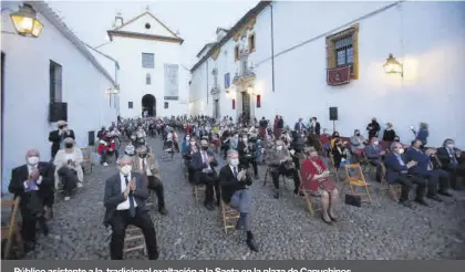  ?? MANUEL MURILLO / CHENCHO MARTÍNEZ ?? Público asistente a la tradiciona­l exaltación a la Saeta en la plaza de Capuchinos.