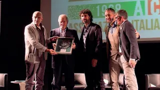  ?? (Foto Parisotto) ?? Entusiasmo Il Galà del calcio. A centro della foto, Campana e Tommasi, vertici (ex e attuale) dell’Aic. Sotto, Venturato e Proia