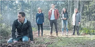  ?? NETFLIX ?? From left, Eric McCormack, MacKenzie Porter, Jared Abrahamson, Nesta Cooper and Reilly Dolman in Season 3 of Travelers.“What I love about the show is the leads are carrying secrets, always,” McCormack said.