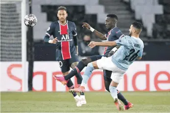  ??  ?? Riyad Mahrez, a la derecha, lucha por el balón con Idrissa Gueye, del París SaintGerma­in durante el partido de ida de la semifinal de la Liga de Campeones.