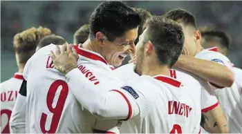  ?? FOT. CZAREK SOKOLOWSKI / AP ?? •
Polscy piłkarze cieszą się z drugiego z trzech goli wbitych w środę Bośni i Hercegowin­ie