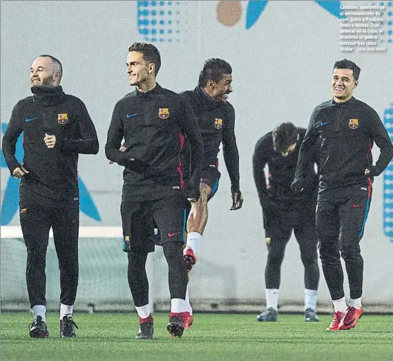  ?? FOTO: PERE PUNTÍ ?? Coutinho, sonriente en el entrenamie­nto de ayer, junto a Paulinho, Denis e Iniesta. Tras debutar en la Copa, el brasileño se podría estrenar hoy como titular