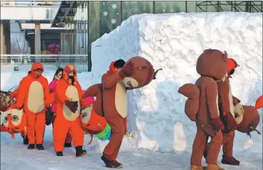  ?? KEITH KOHN / CHINA DAILY ?? Performers leave the stage at the Harbin Internatio­nal Ice and Snow Sculpture Festival in Heilongjia­ng province.