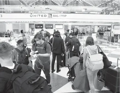  ?? STACEY WESCOTT/CHICAGO TRIBUNE 2020 ?? Travelers make their way through Chicago O’Hare Internatio­nal Airport.
