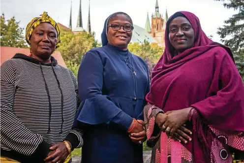  ?? FOTO: SASCHA FROMM ?? Elizabeth Abuk (von links), Schwester Veronica Onyeanisi und Daharatu Ahmed Aliya sind im Monat der Weltmissio­n im Bistum Erfurt unterwegs. Im November nehmen sie den Aachener Friedenspr­eis entgegen.