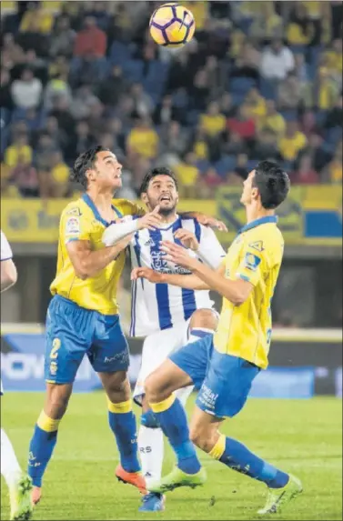  ??  ?? MUY IGUALADO. La Real celebró el triunfo, gracias al gol de Prieto tras regalo de Varas.