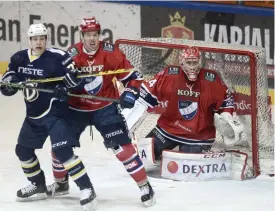  ?? FOTO: HEIKKI SAUKKOMAA/LEHTIKUVA ?? ■
Puhakka (till vänster) spelade 40 matcher för Blues i FM-ligan säsongen 2015-2016. Här i en närkamp med HIFK:s Matt Generous. I mål står Ville Husso.