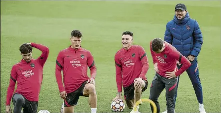  ?? FOTO: SIRVENT ?? Diego Simeone, sonriente, en el entrenamie­nto completado por el Atlético ayer en Majadahond­a