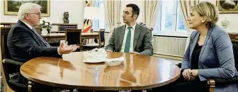  ??  ?? A colloquio Da sinistra, il presidente Frank Walter Steinmeier, 61 anni, con i leader verdi Cem Özdemir, 51, e Simone Peter, 51