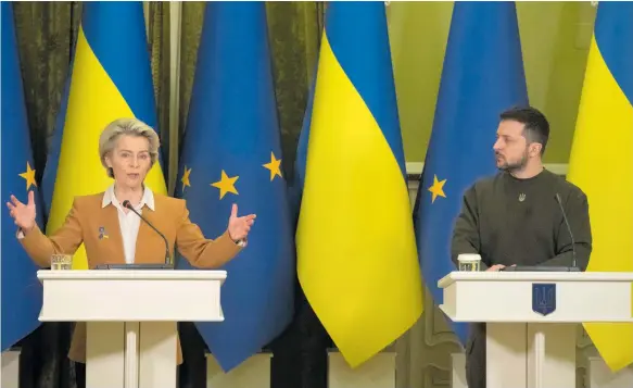  ?? Foto: Efrem Lukatsky/ap ?? Eu-kommission­ens ordförande Ursula von der Leyen tillsamman­s med Ukrainas president Volodymyr Zelenskyj i Kiev.