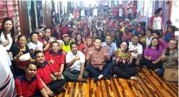  ??  ?? Ding (front row, second right) and Irine, right, join the volunteers and longhouse villagers in a group photo at Rumah Senin.