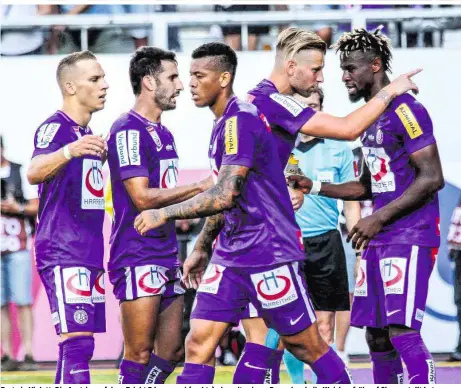  ??  ?? Party in Violett: Die Austrianer feiern Bright Edomwonyi (rechts), der mit seinem Doppelpack die Weichen früh auf Sieg gestellt hatSturm Altach